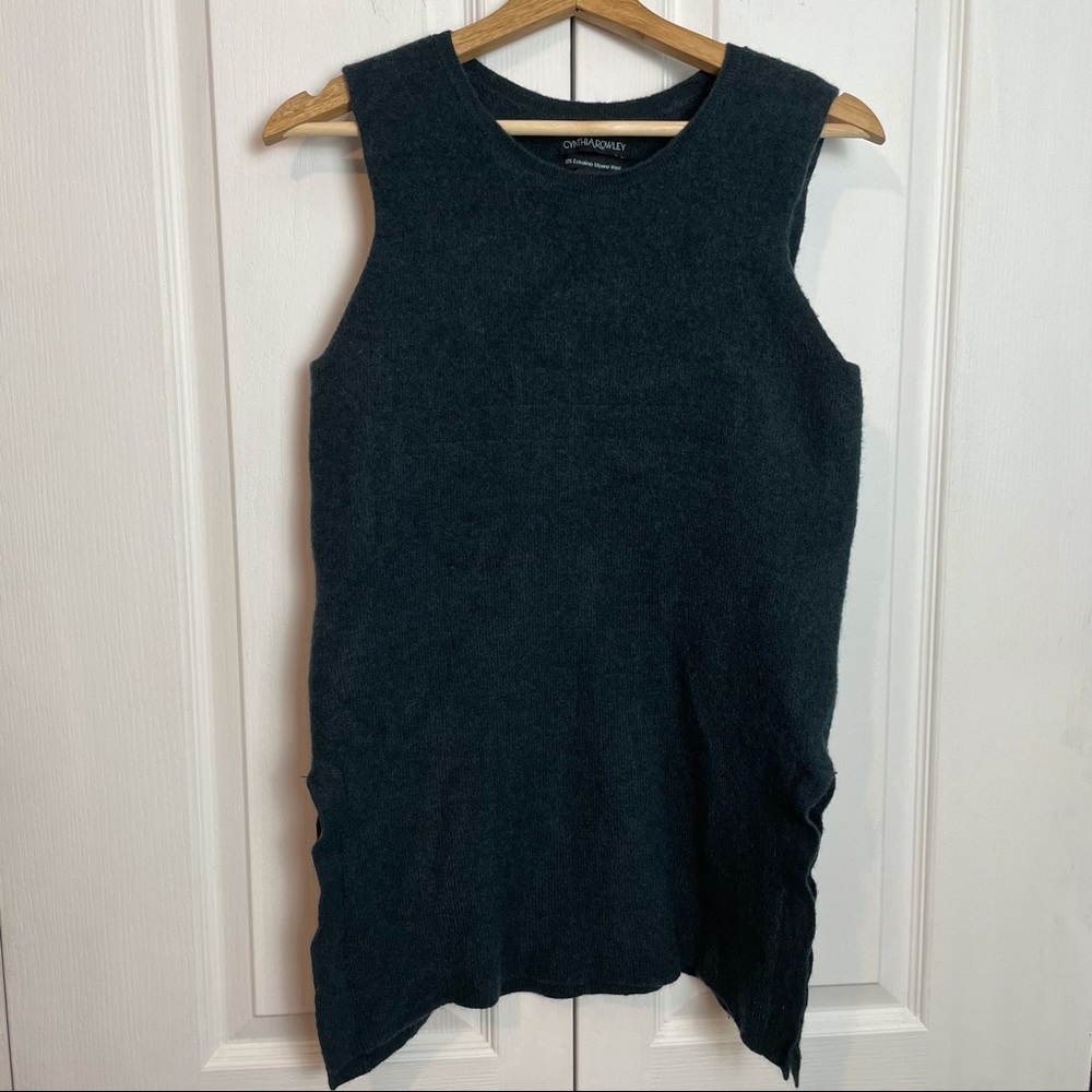 ⭐️FREE WITH PURCHASE⭐️
Cynthia Rowley Sweater Tunic